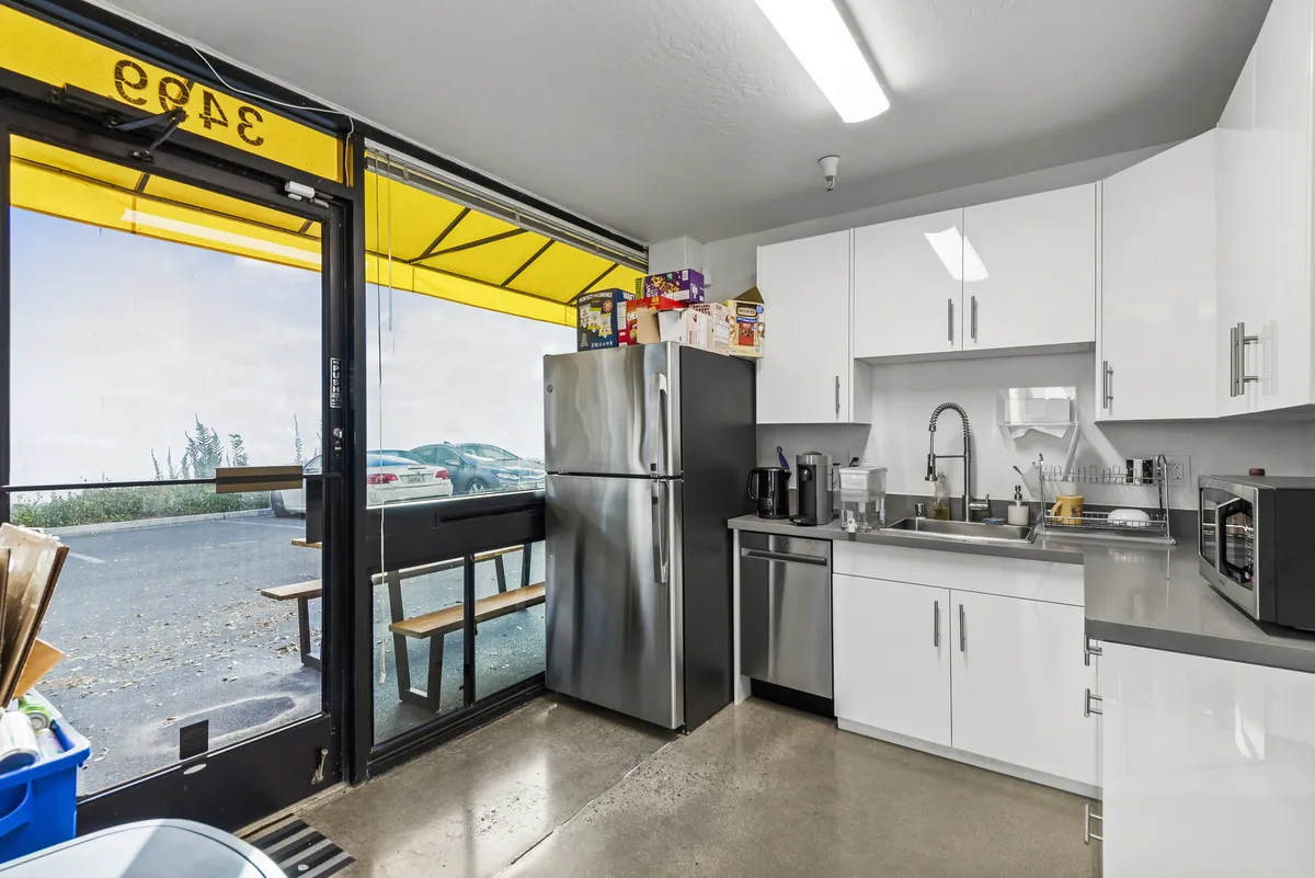 Kitchen & Break Area